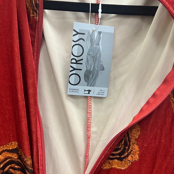 OYROSY Red Rose Print Zip-Front Jumpsuit size L
P2P 26
Length 59 - Picture 5 of 5